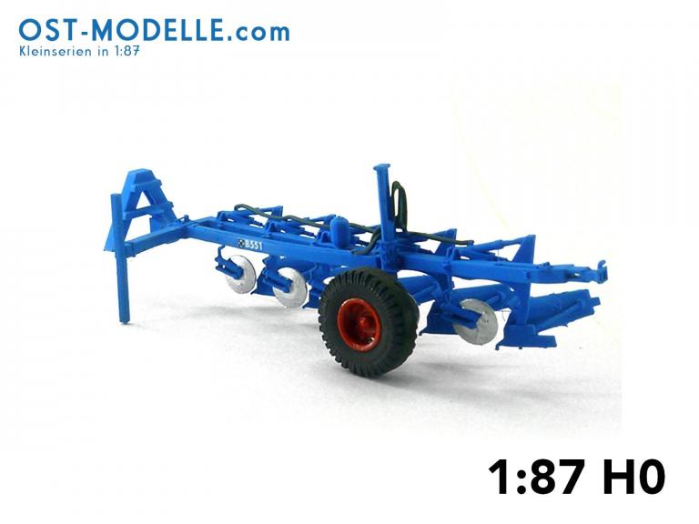 Aufsattelbeetpflug Fortschritt B551 Transportstellung blau